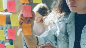 Scopri come creare un piano editoriale SEO efficace. Dalla keyword research ai topic cluster, ecco come trasformare le visite in conversioni reali.