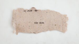 Un pezzo di carta strappato, arcaico, che mostra una frase moderna "Hey Siry". Quasi un ossimoro della lingua italiana oggi